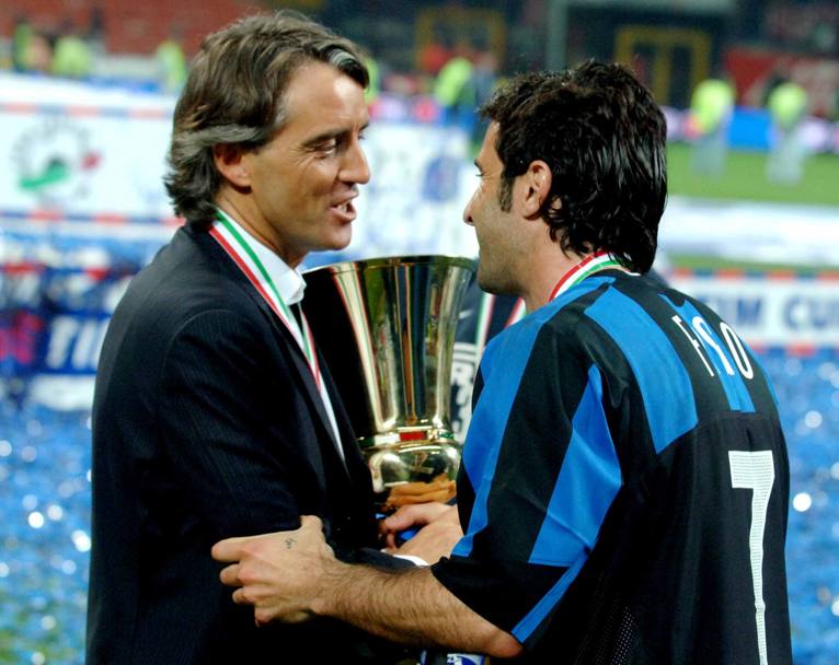 L’abbraccio con Luis Figo per la coquista della Coppa Italia (Omega)